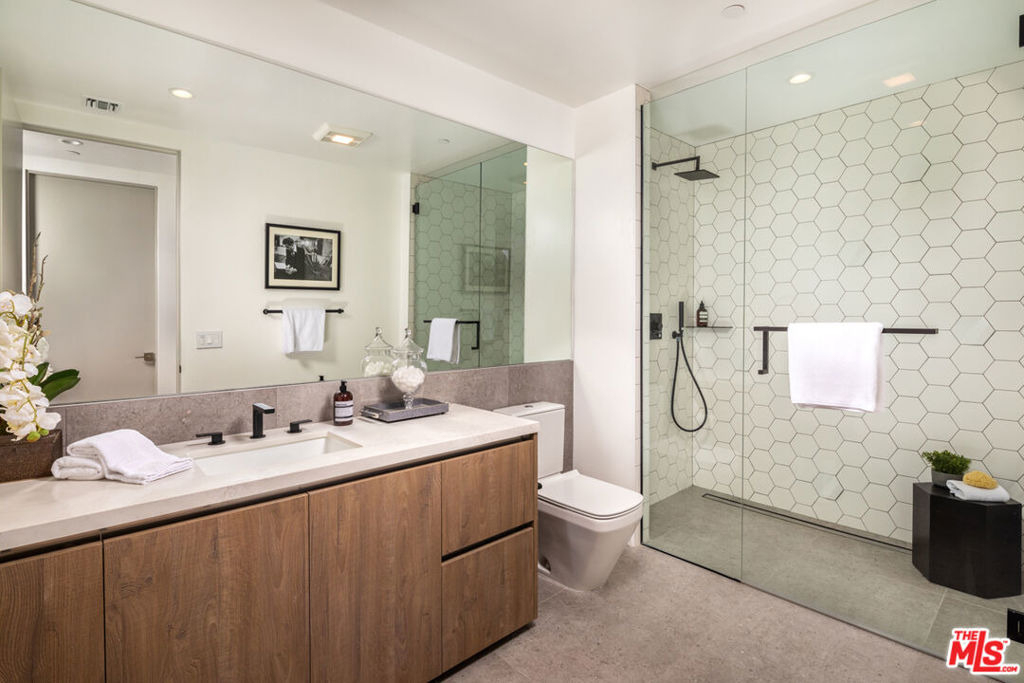 725 N Croft Avenue - Photo 5