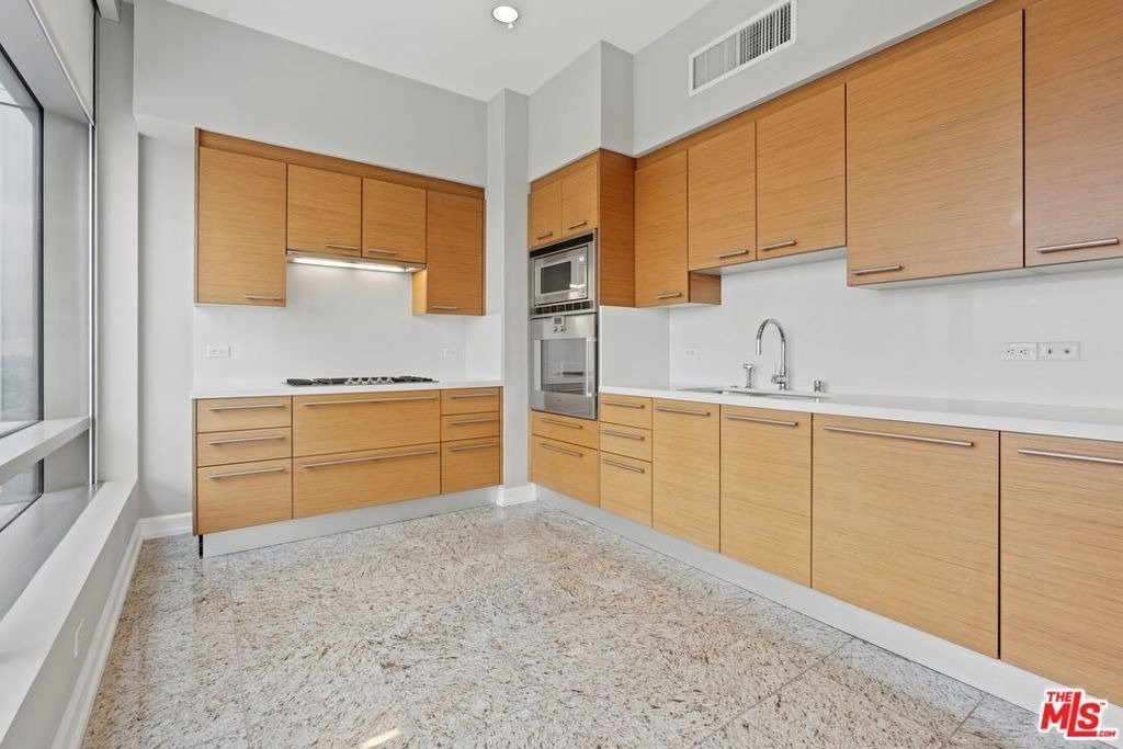 900 W Olympic Boulevard - Photo 8