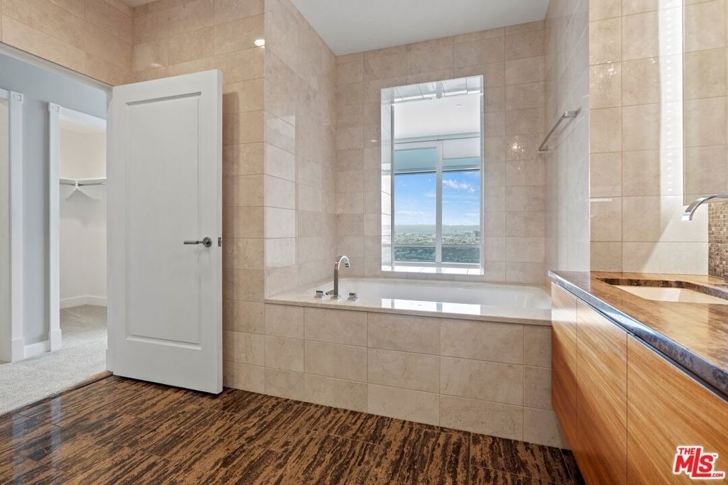 900 W Olympic Boulevard - Photo 16