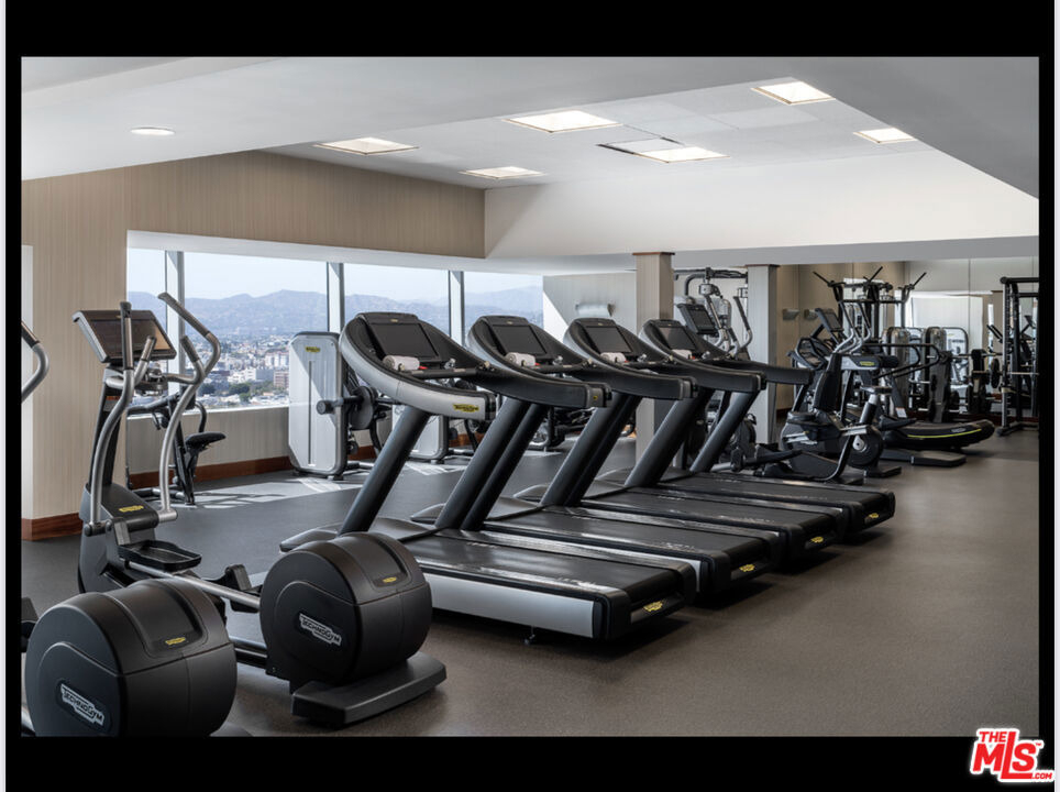 900 W Olympic Boulevard - Photo 32
