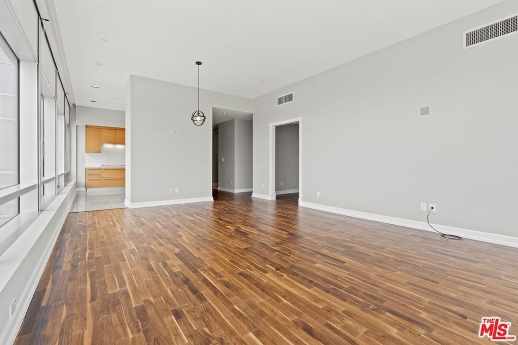 900 W Olympic Boulevard - Photo 5