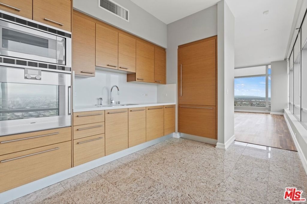 900 W Olympic Boulevard - Photo 10