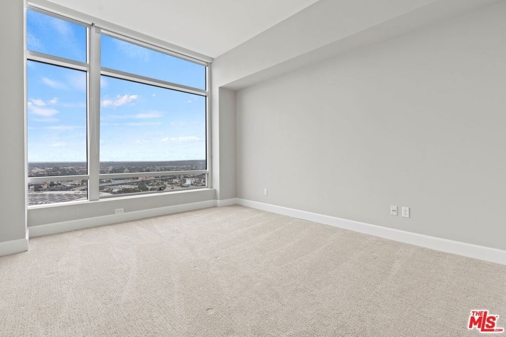 900 W Olympic Boulevard - Photo 23