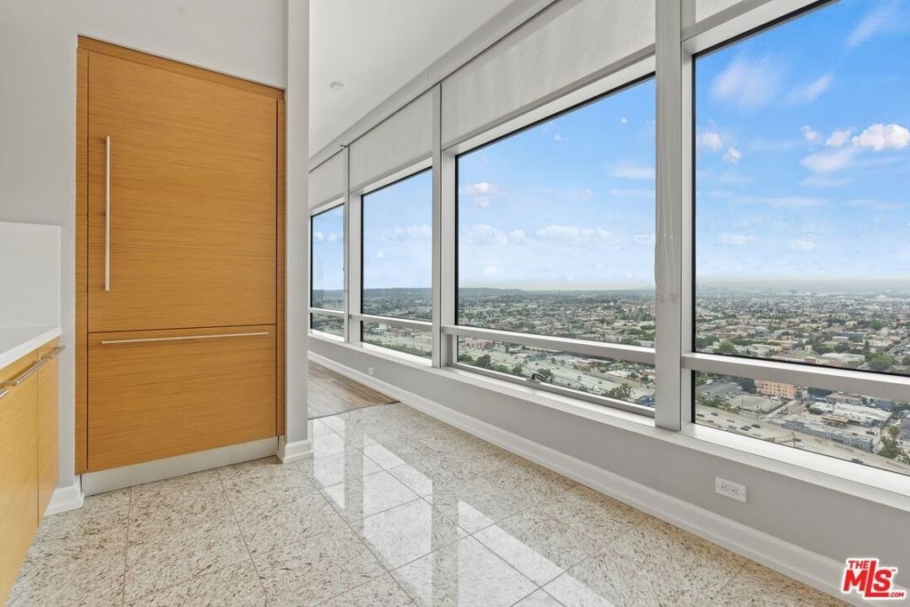 900 W Olympic Boulevard - Photo 9