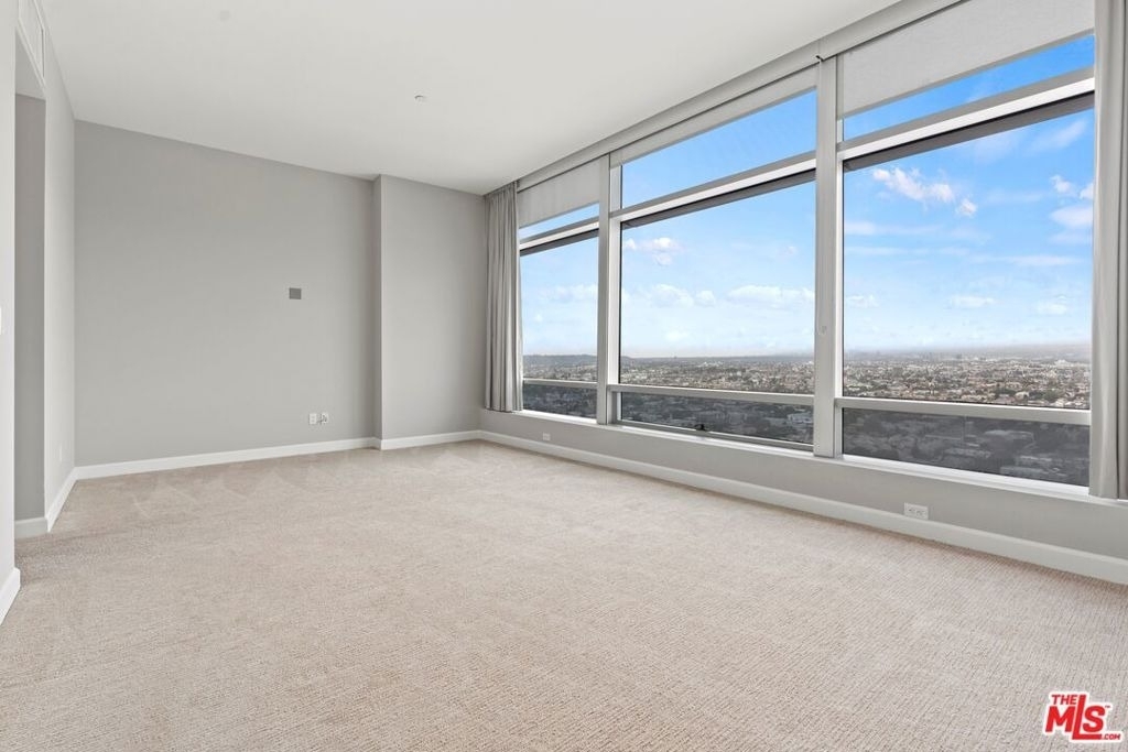900 W Olympic Boulevard - Photo 12