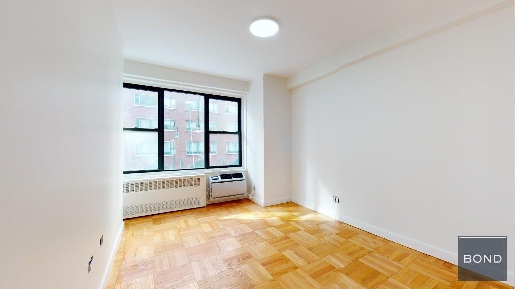 Fourth Avenue - Photo 3