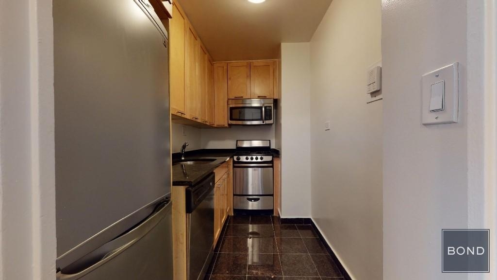 Fourth Avenue - Photo 2