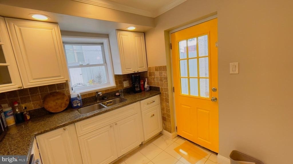 719 N Uber Street - Photo 13