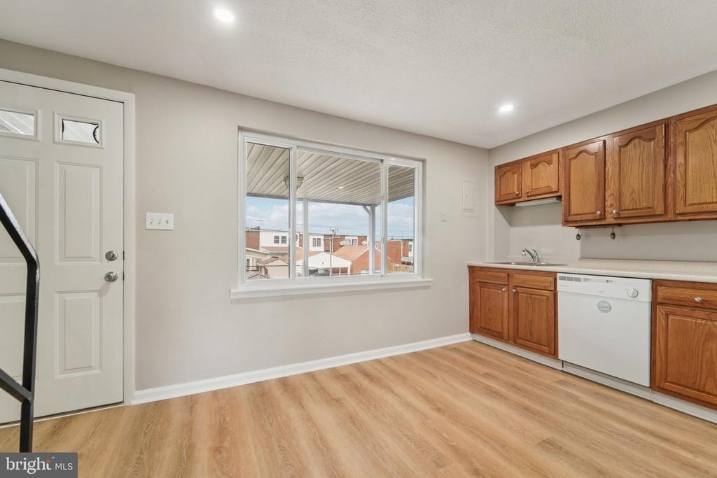 7926 Bank Street - Photo 7