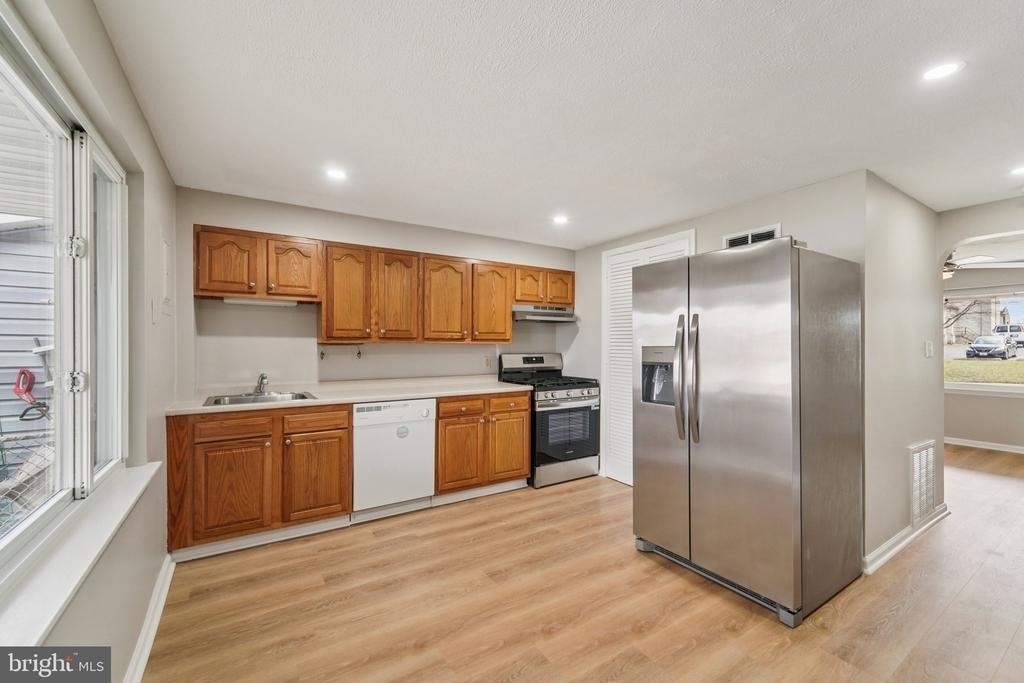 7926 Bank Street - Photo 8