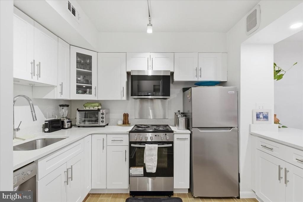 2141 Wisconsin Avenue Nw - Photo 2