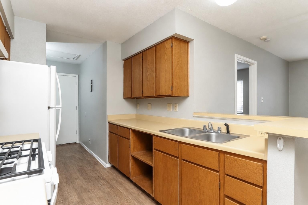 6801 Stonleigh Pl - Photo 5