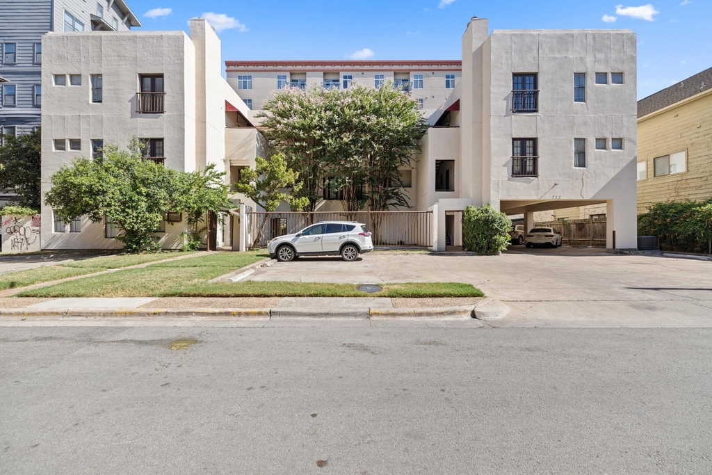 712 Graham Pl - Photo 1