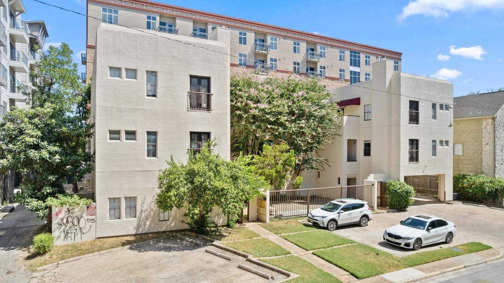 712 Graham Pl - Photo 0