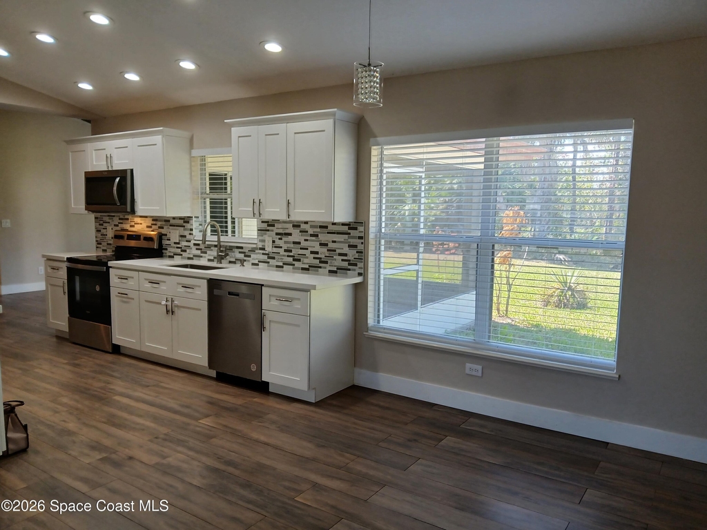 214 Eldron Boulevard Ne - Photo 2
