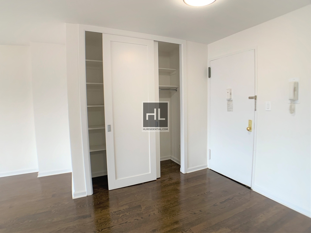 E 16 St - Photo 2