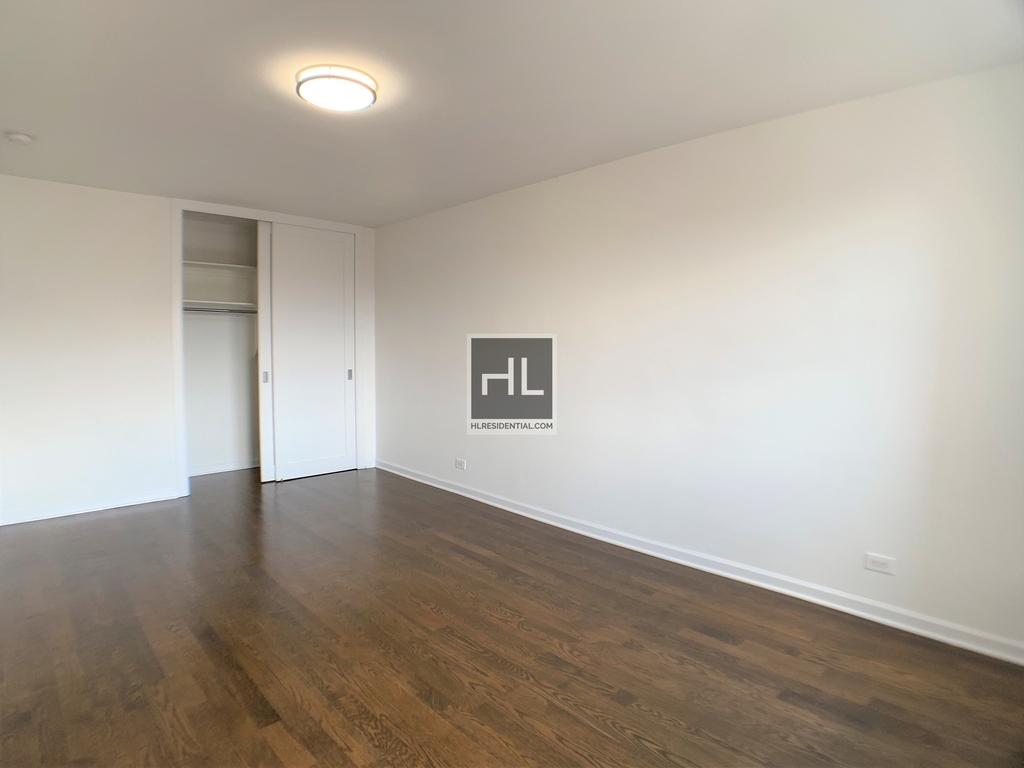 E 16 St - Photo 1