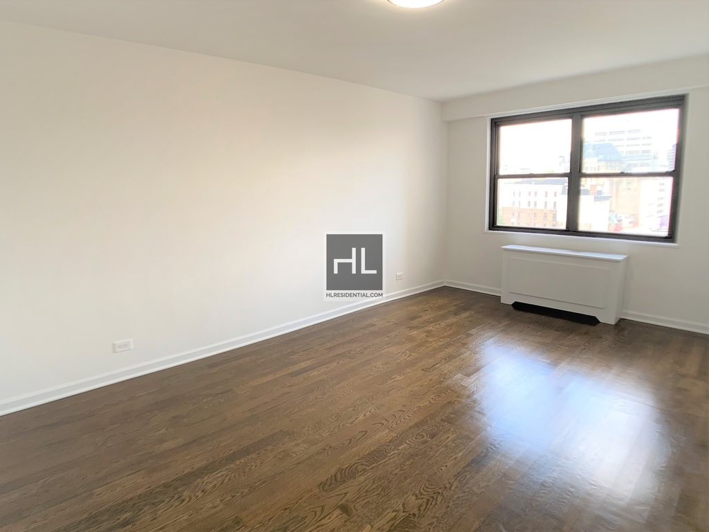 E 16 St - Photo 3