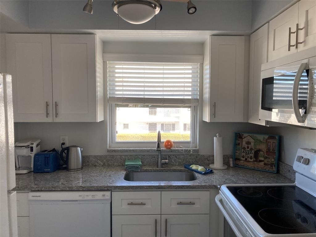 304 47th Avenue Drive W - Photo 3