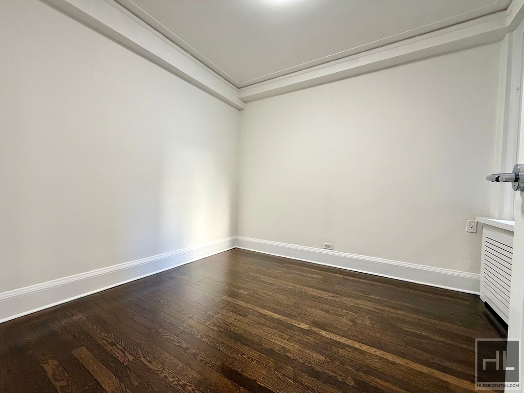 East 38 Street - Photo 5