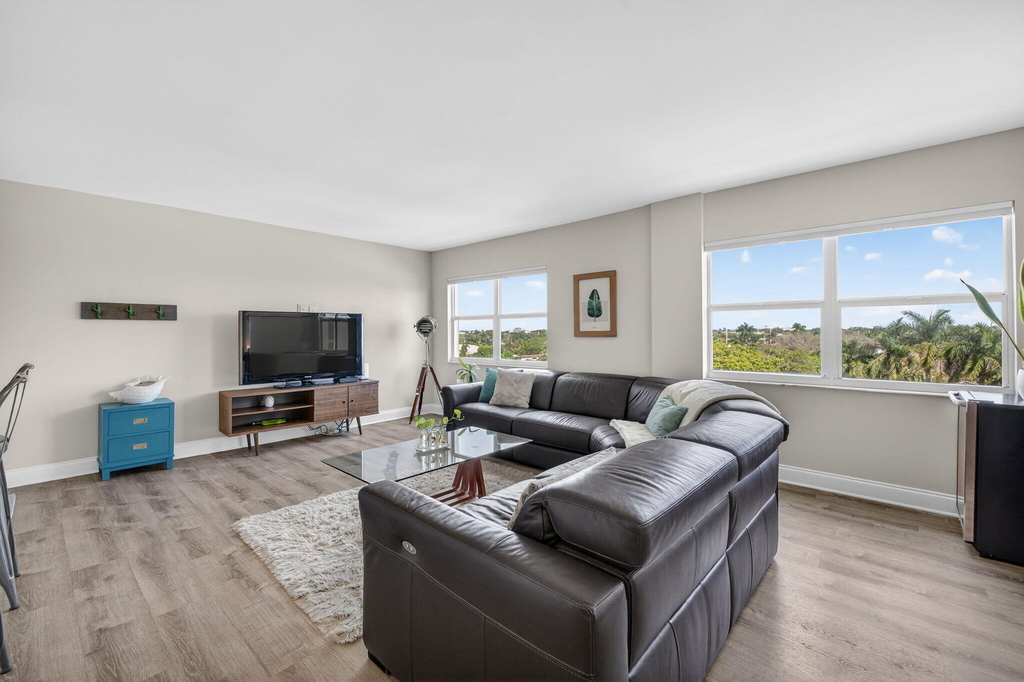 2555 Ne 11th Street - Photo 3