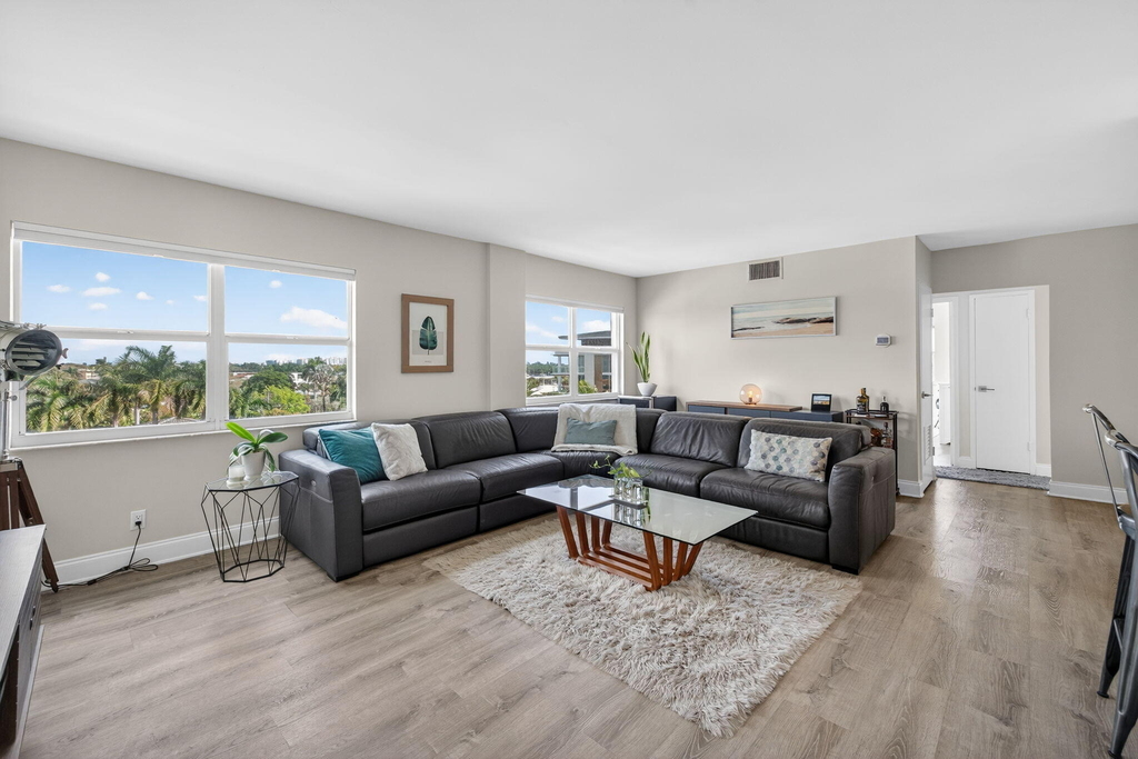 2555 Ne 11th Street - Photo 0