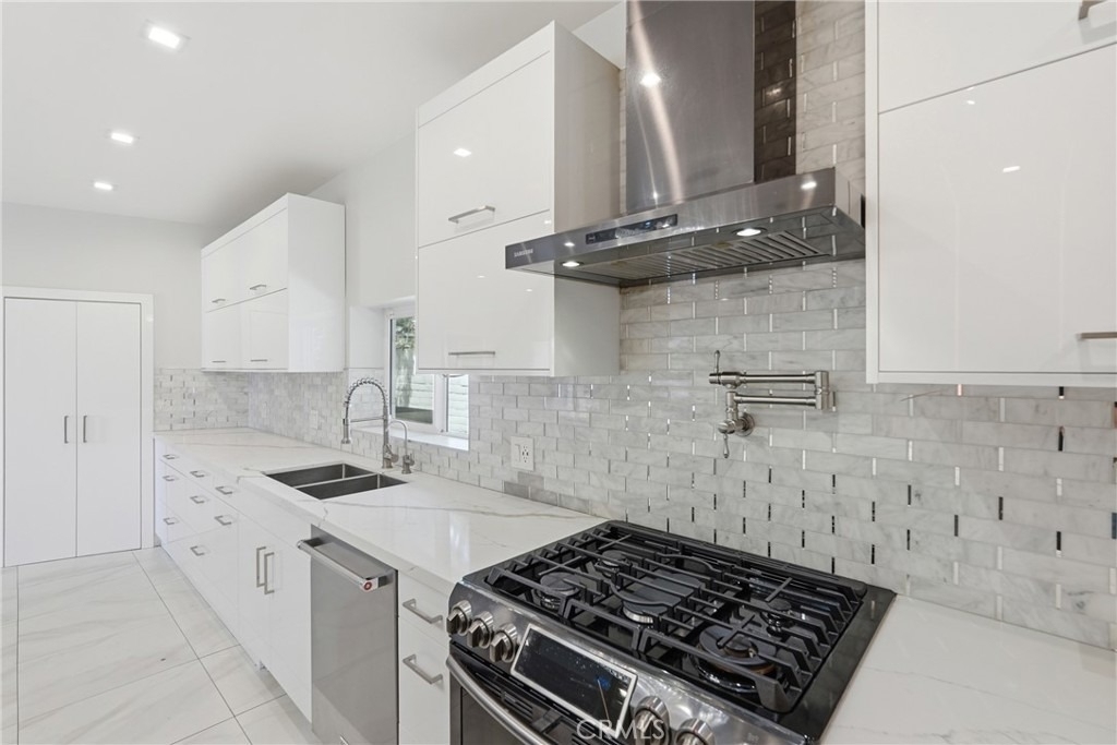 8647 Corbin Avenue - Photo 10