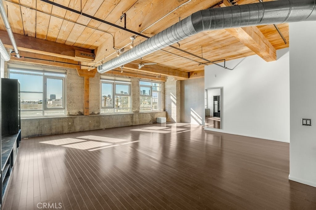 530 S Hewitt Street - Photo 3