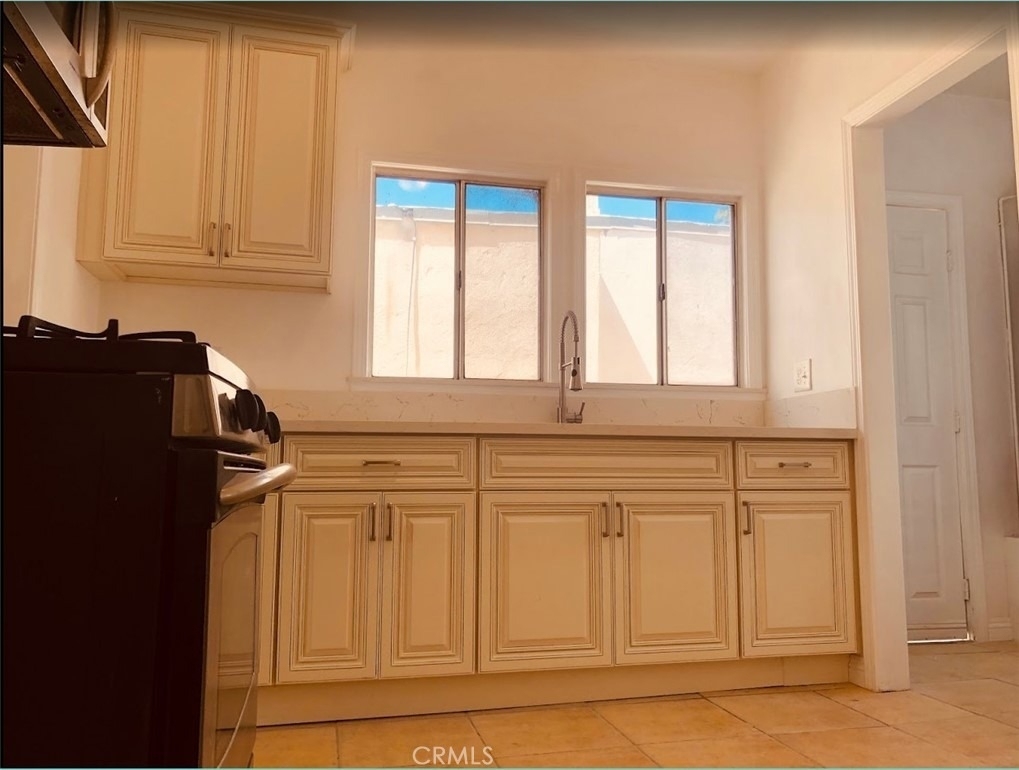 1010 Tremont St - Photo 2