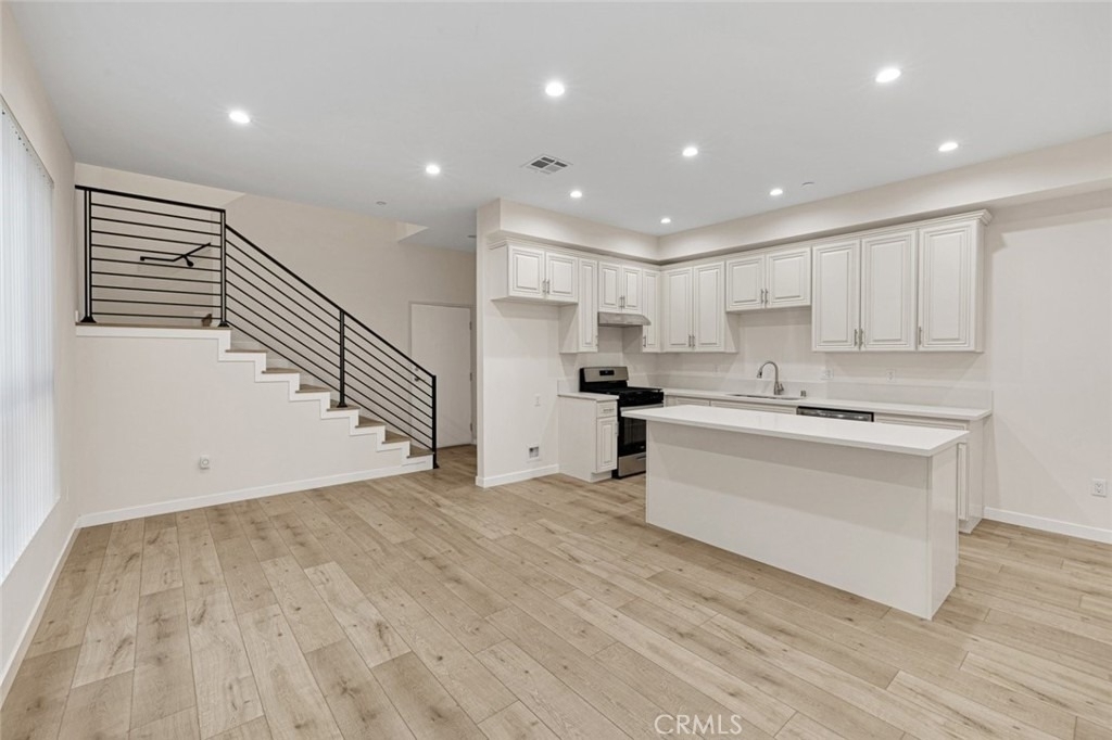 569 E Cypress Avenue - Photo 3