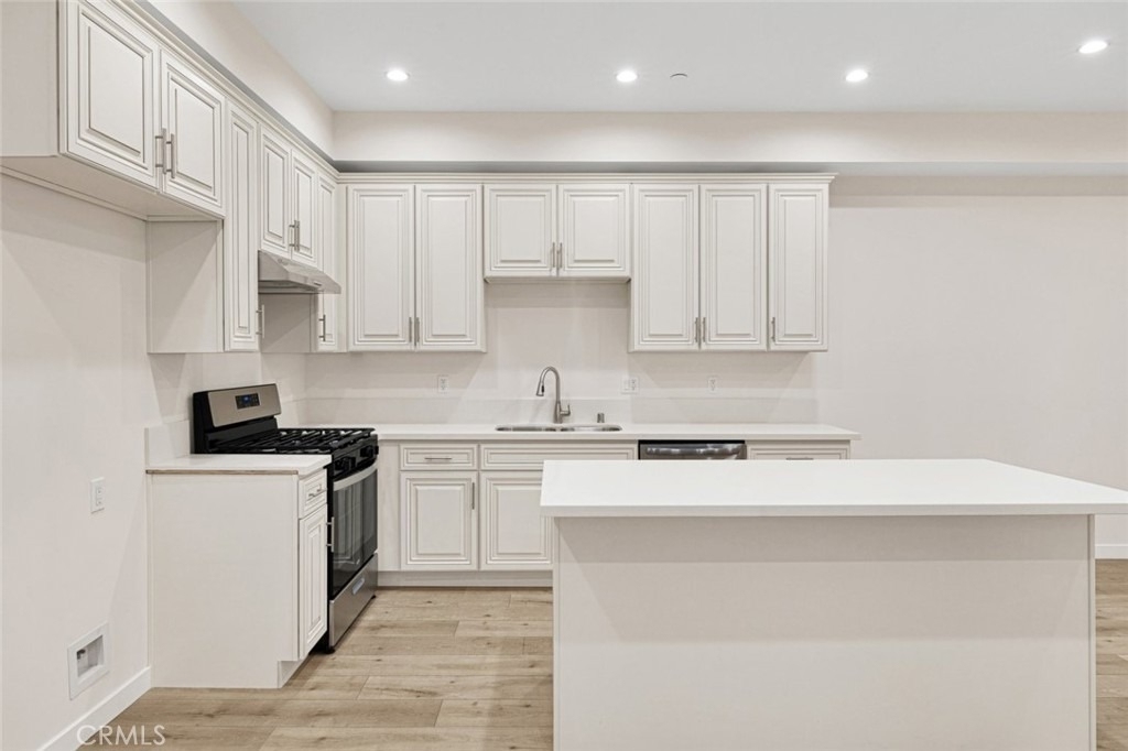 569 E Cypress Avenue - Photo 4
