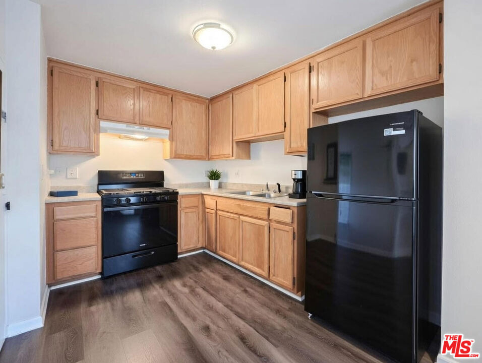 1208 W Adams Boulevard - Photo 1