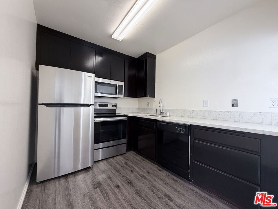 1137 W 36th Place - Photo 3