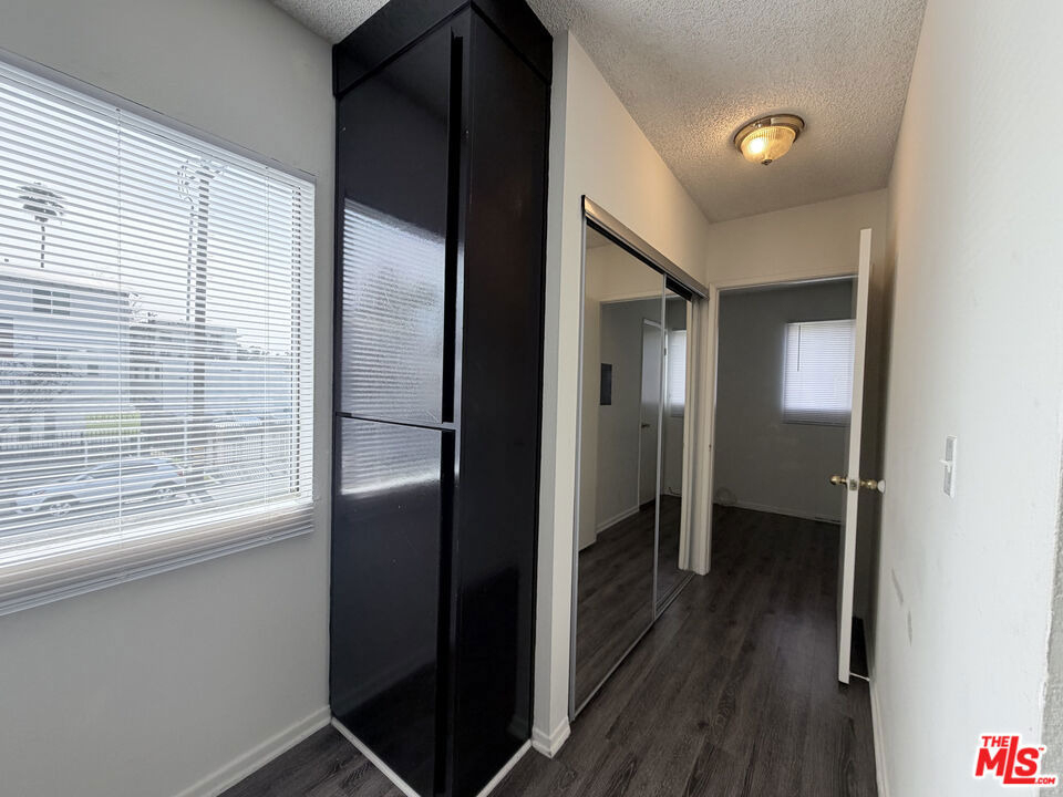 1137 W 36th Place - Photo 4