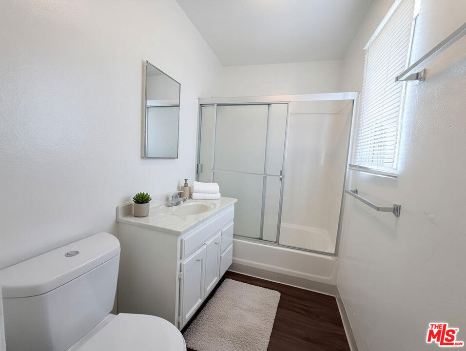 1137 W 36th Place - Photo 4