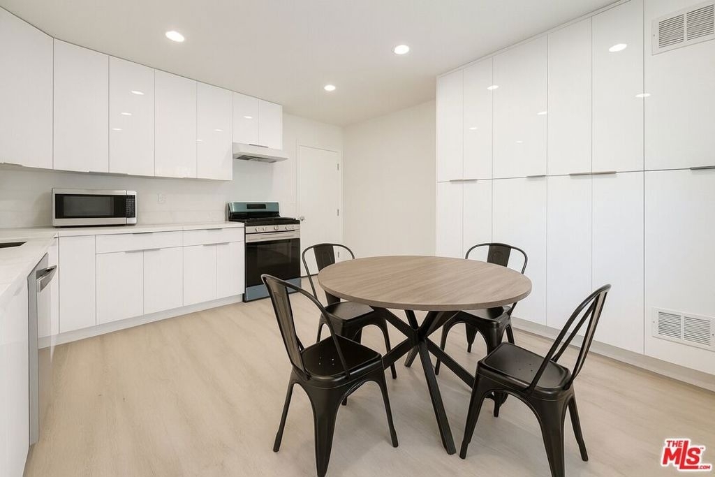 1189 W 36th Place - Photo 4