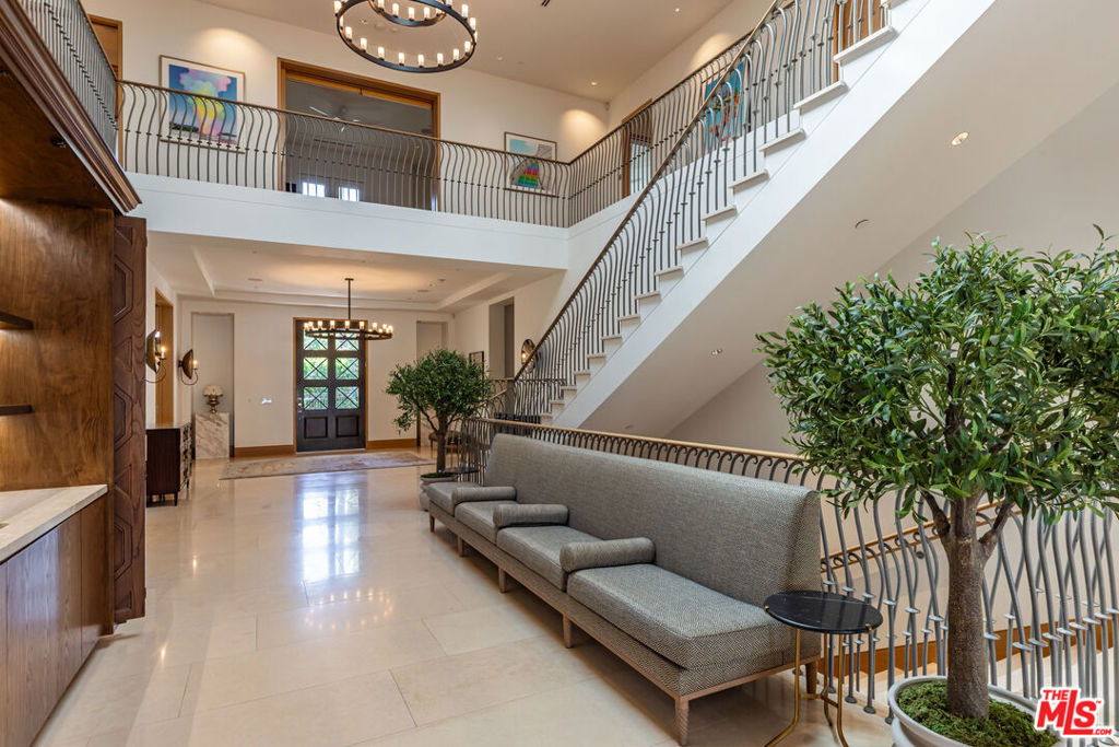 618 N Beverly Drive - Photo 4