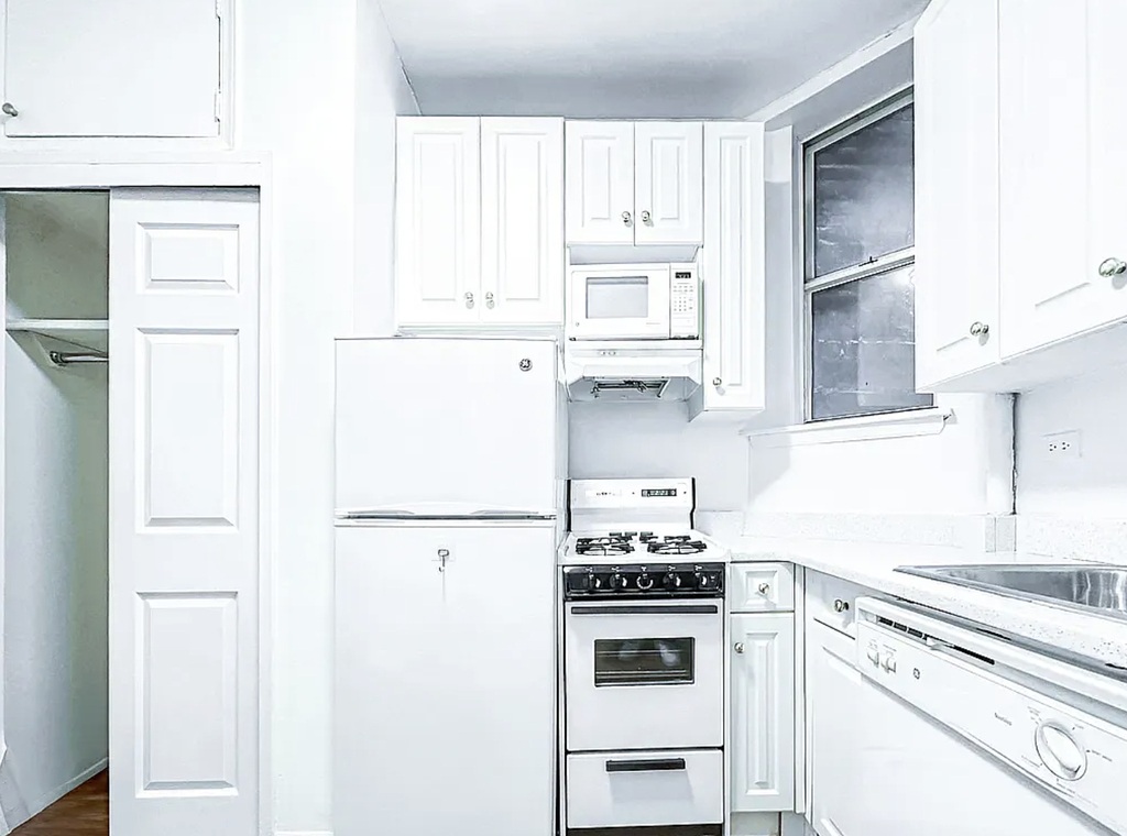 East 81st Street - Photo 4