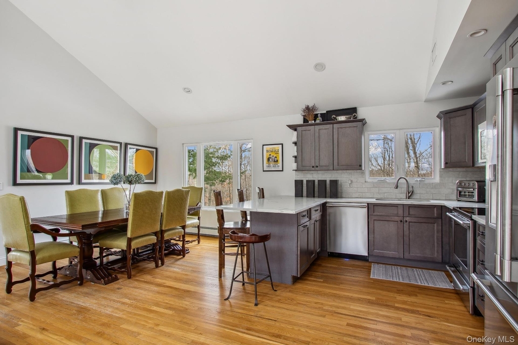 30 Squires Boulevard - Photo 2