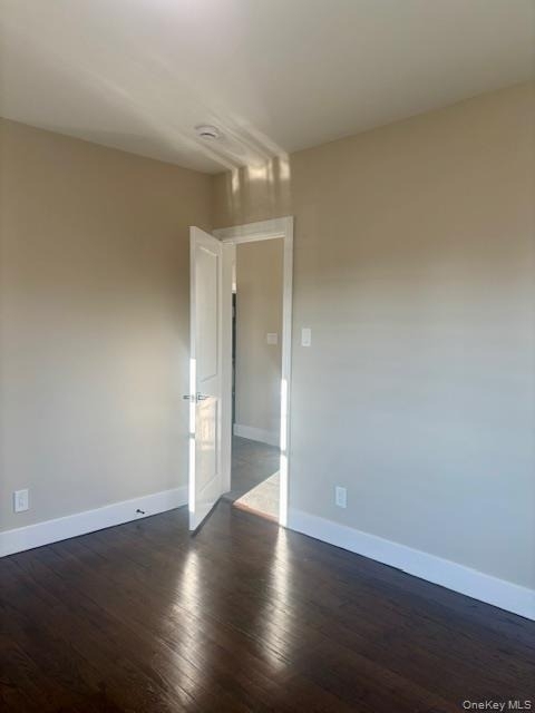 1026 Glen Cove Avenue - Photo 9