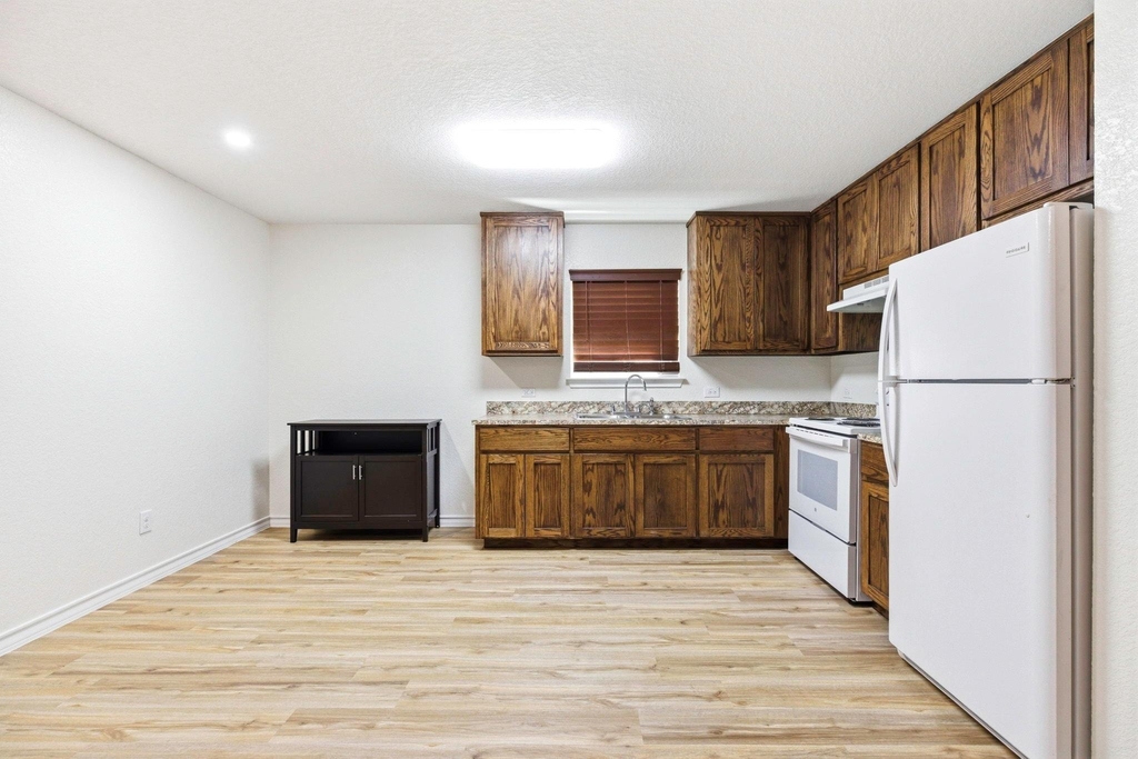 823 N Commerce St - Photo 9