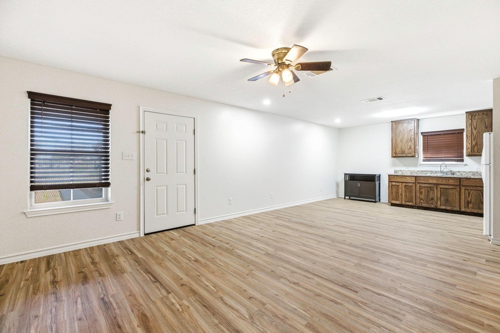 823 N Commerce St - Photo 11