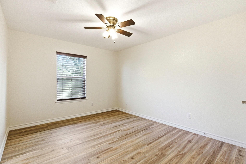 823 N Commerce St - Photo 18