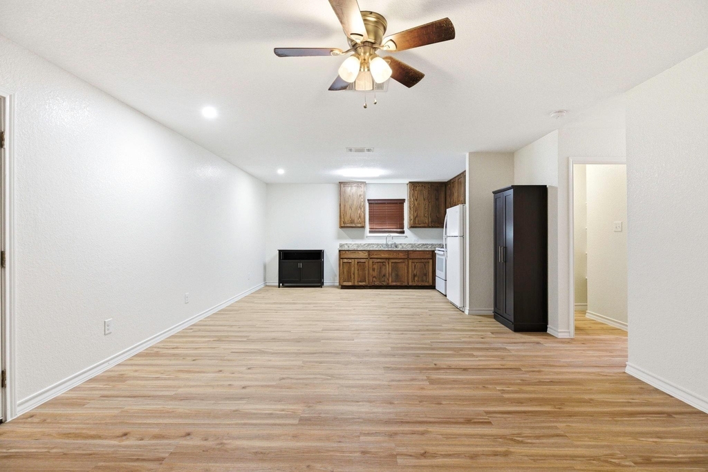 823 N Commerce St - Photo 7