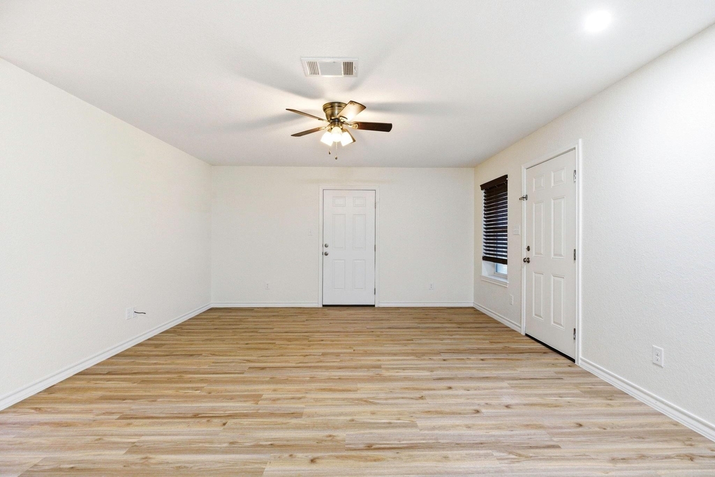 823 N Commerce St - Photo 13