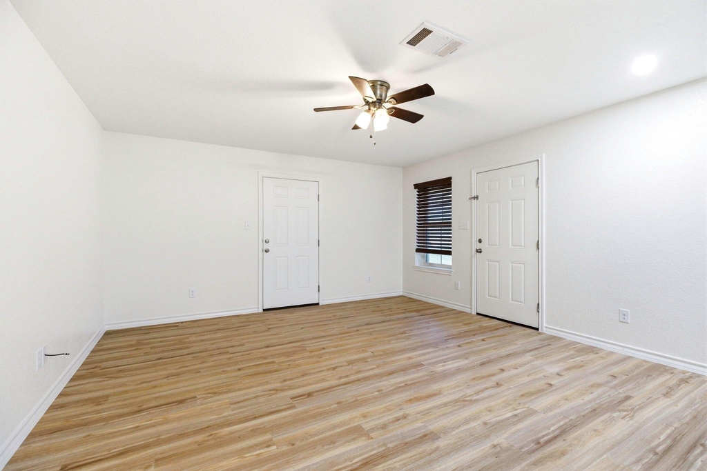 823 N Commerce St - Photo 14