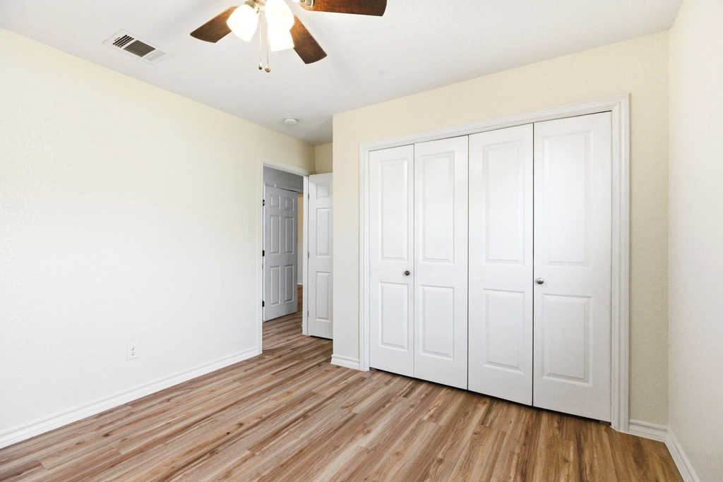 823 N Commerce St - Photo 16