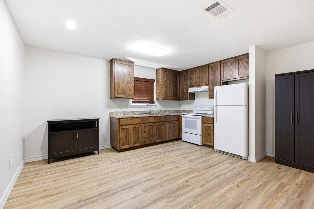 823 N Commerce St - Photo 8