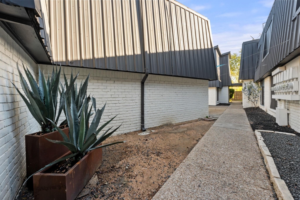 1720 Wooten Park Dr - Photo 4