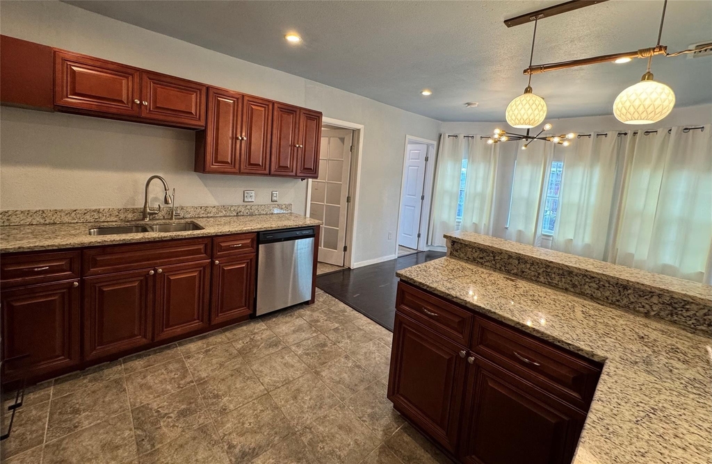 1402 Mardell St - Photo 3